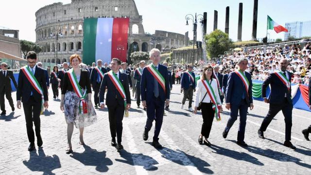 Festa della Repubblica, presidente del Consiglio Nazionale Anci Marco Fioravanti apre il corteo ai Fori Imperiali