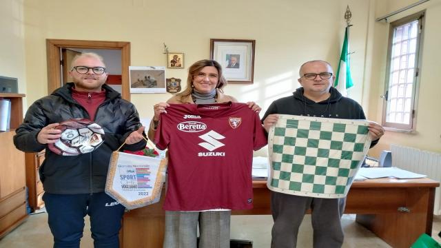 Unione Sportiva Acli, maglia e pallone del Torino autografati per i detenuti del carcere di Ascoli Piceno
