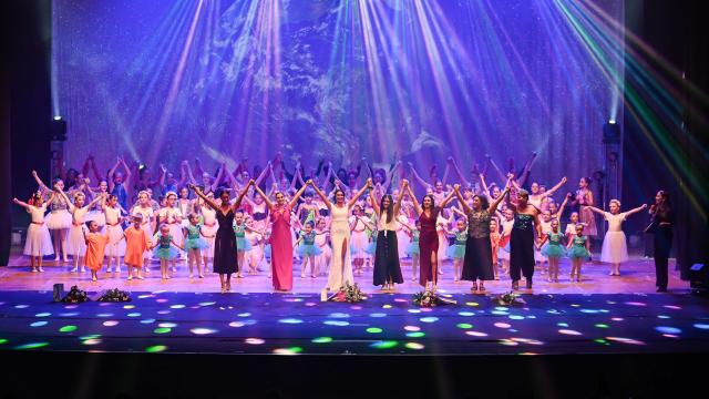 Al Teatro Palariviera di San Benedetto del Tronto spettacolo di fine anno della Danzarte Cris Academy
