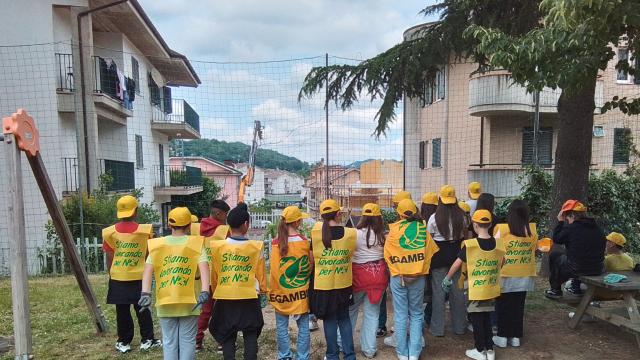 Legambiente Ascoli Piceno: successo per la ripulitura delle aree verdi di Comunanza con gli studenti dell'ISC