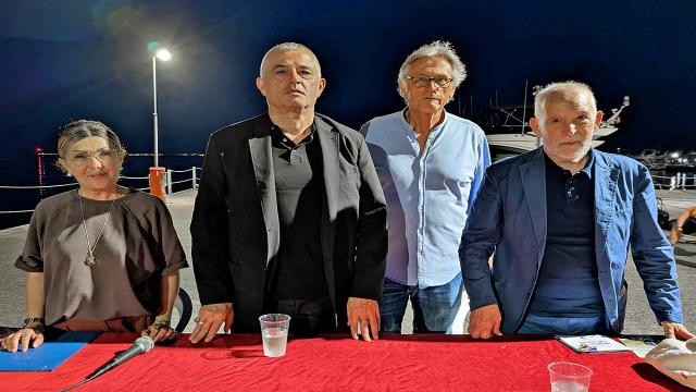 Alessandro Bertante porta la distopia a San Benedetto: folla al Circolo Nautico per ''E tutti danzarono''
