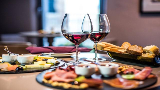 Coronavirus, Coldiretti: “Chiusura bar e ristoranti alle 18 costa un miliardo in cibo e vino”
