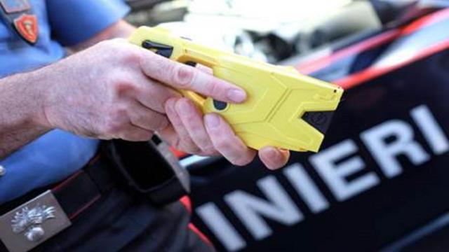 Ascoli Piceno: aggredisce Carabinieri con coltello, arrestato grazie alla pistola elettrica 'Taser'
