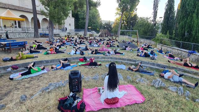 Ascoli Piceno: 3 appuntamenti settimanali con lo yoga che coinvolgono più di 200 persone