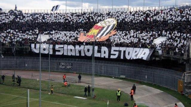 Ascoli Calcio, raduno della tifoseria organizzata in Piazza Roma: ''E' tempo di risorgere''