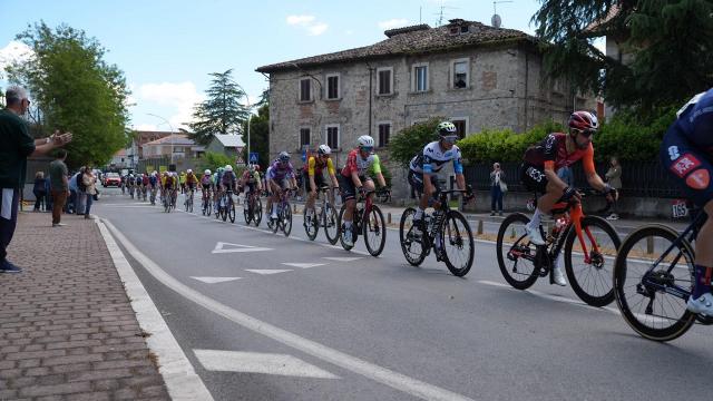 Ciclismo, Ascoli e il Piceno salutano il Giro d'Italia nell'ottava tappa vinta da Plapp a Castelraimondo