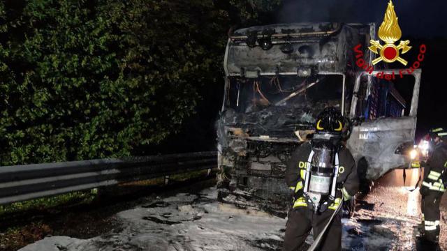 San Benedetto del Tronto, interventi dei Vigili del fuoco per due autocarri a fuoco durante la notte