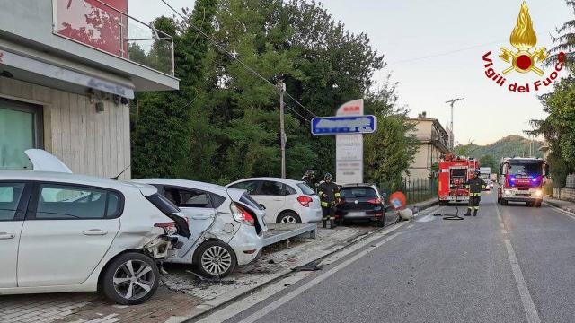 Comunanza, perde controllo dell'auto e finisce contro contatori del gas. Evacuati temporaneamente sei appartamenti