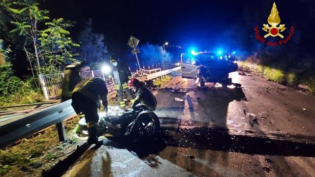 Ascoli Piceno, scontro frontale tra moto e furgone sulla Salaria. Grave il bilancio con un morto e tre feriti 