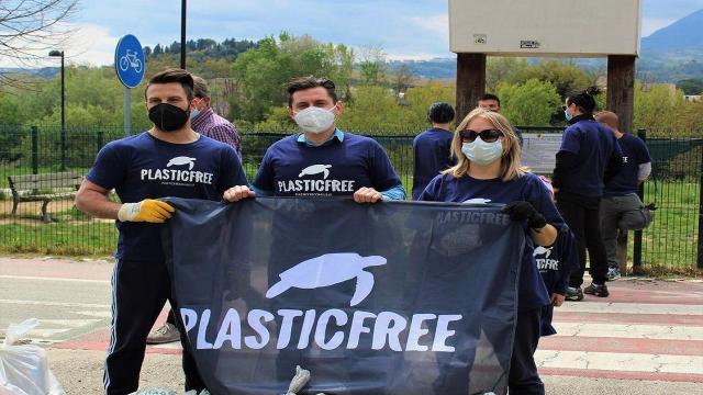 Ascoli Piceno, volontari Plastic Free raccolgono rifiuti gettati incivilmente a terra