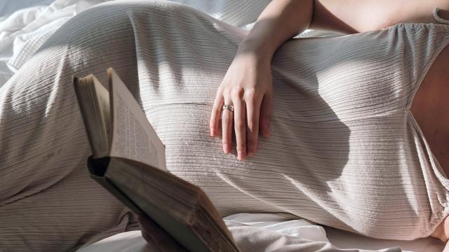 Gravidanza e notti estive: perchè si dorme peggio? Non è solo colpa del caldo. Consigli del ginecologo Marco Grassi