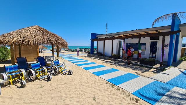 Grottammare, la spiaggia inclusiva ''Peppe Greco'' torna ad accogliere tutti