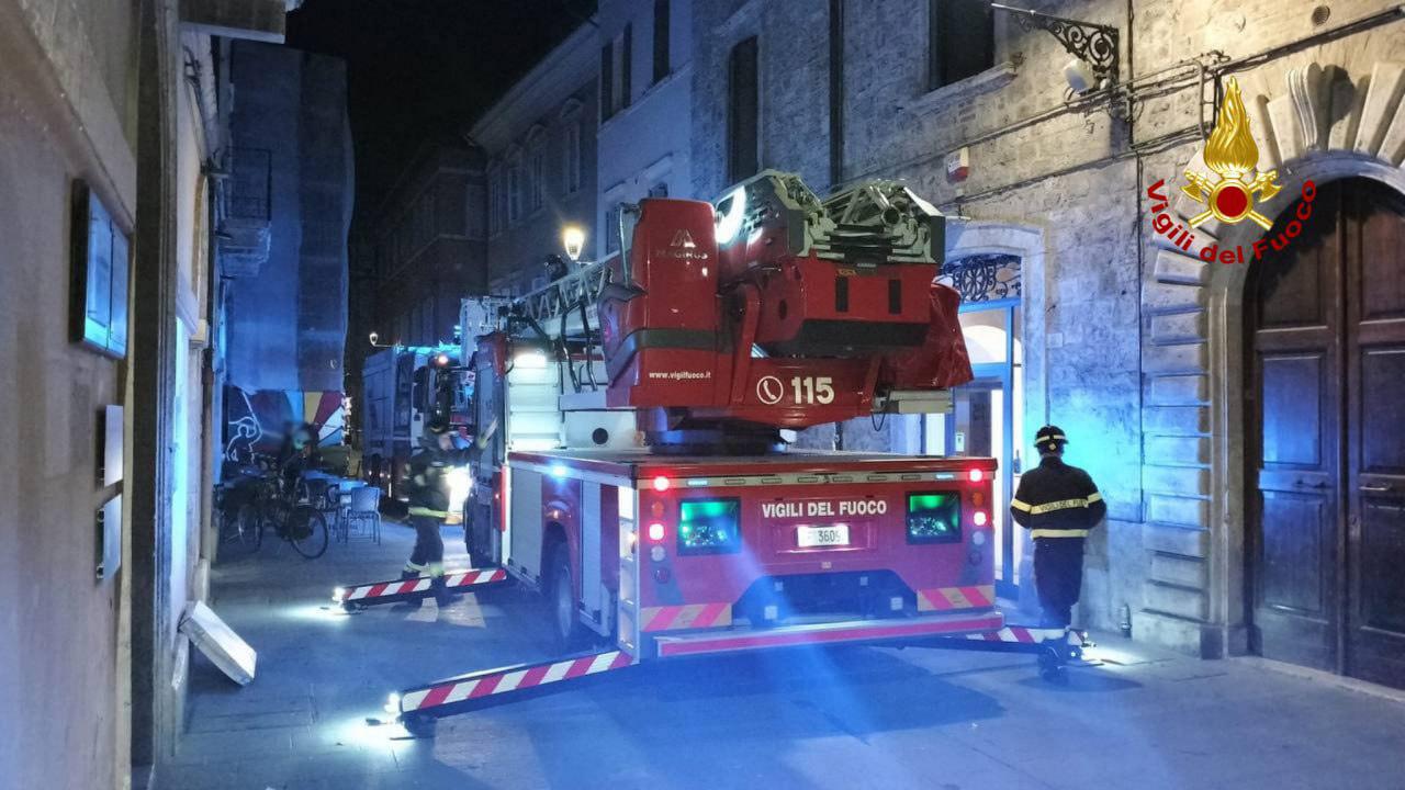 Numerosi interventi dei Vigili del fuoco per il forte vento. Nel centro di Ascoli ragazza colpita da una lamiera