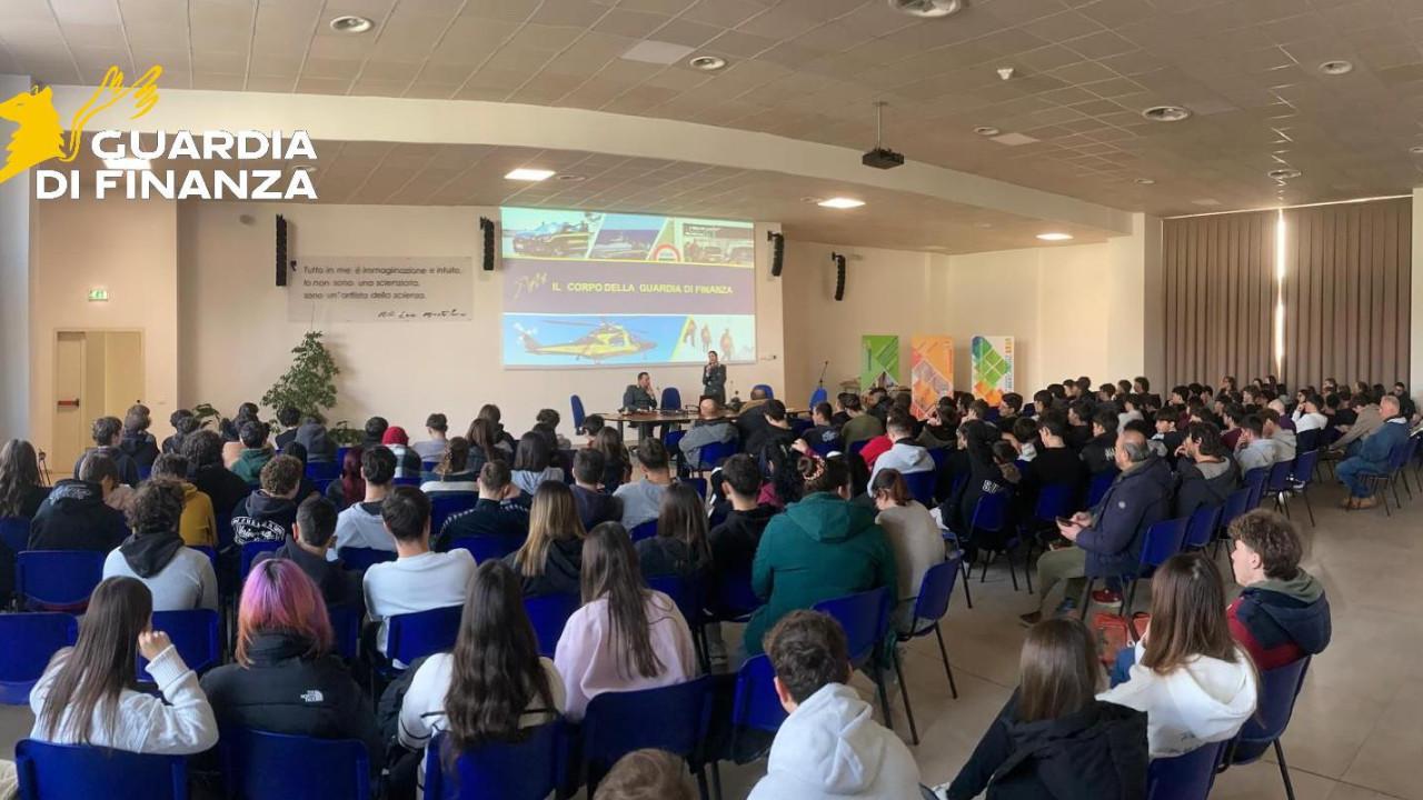 Guardia di Finanza Ascoli: proseguono anche per l’anno scolastico 2025/2026 gli incontri del progetto ''Educazione alla Legalità Economica''