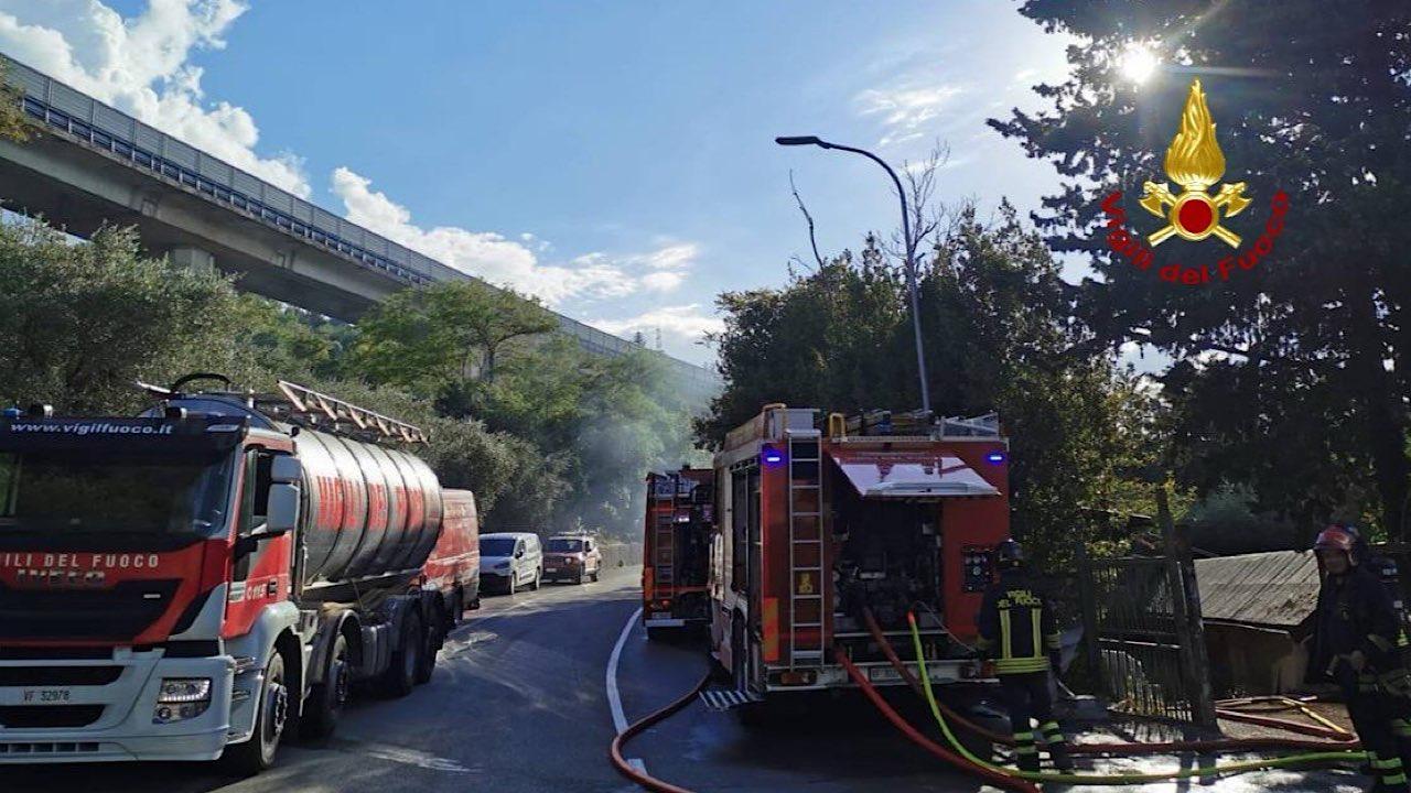 Ascoli Piceno, Vigili del fuoco in azione per incendio all'interno di un immobile a due piani in via Adriatico