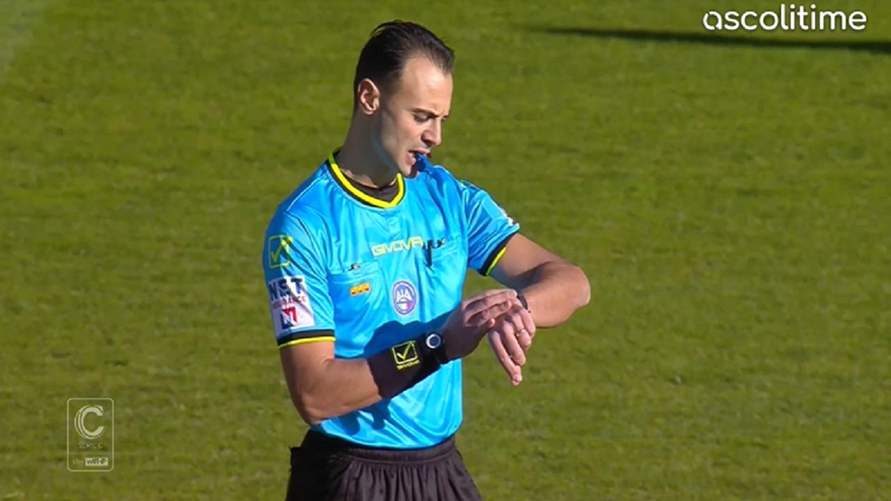 Campobasso-Ascoli al napoletano Castellone. Arbitrò il match perso 2-0 con l'Arezzo al 