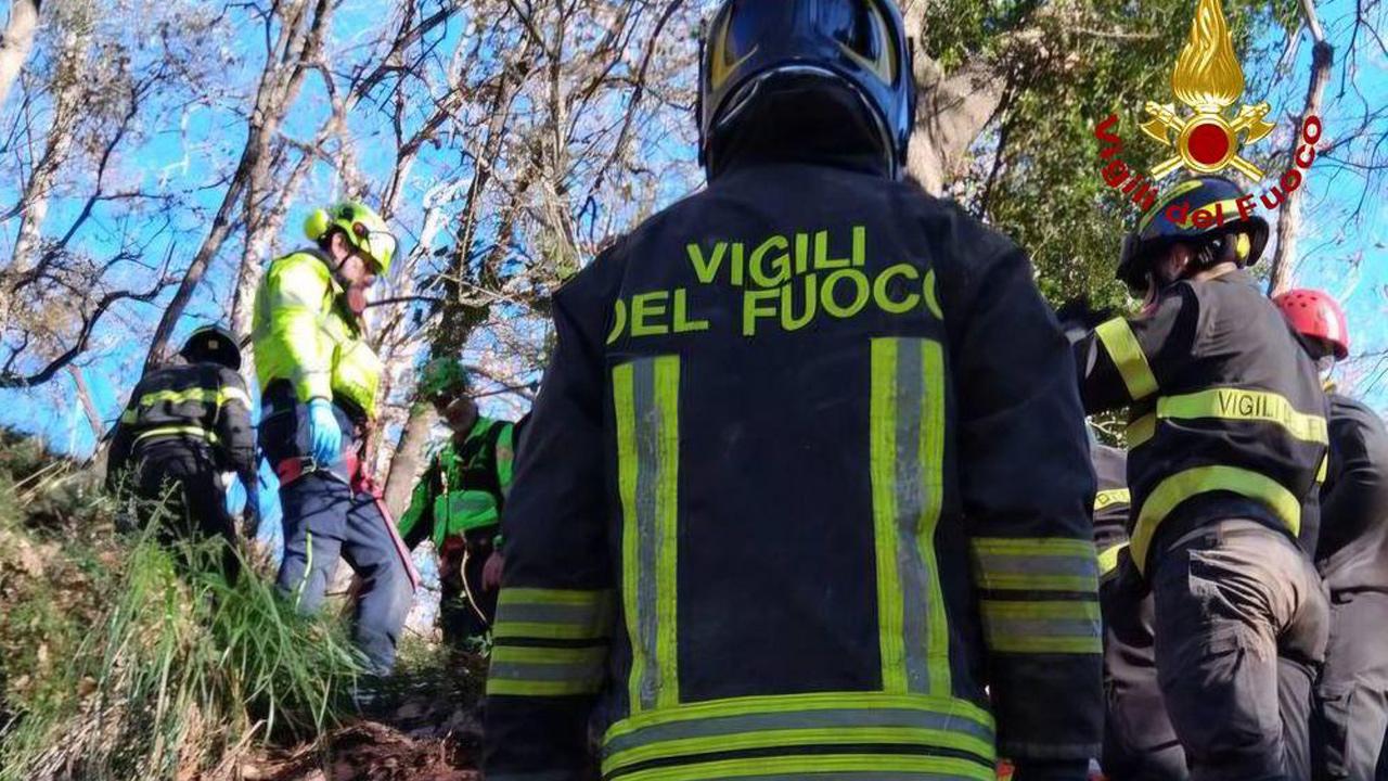Massignano, uomo scivola in un dirupo in contrada Montecatino. Dopo il recupero è stato trasportato in eliambulanza a Torrette