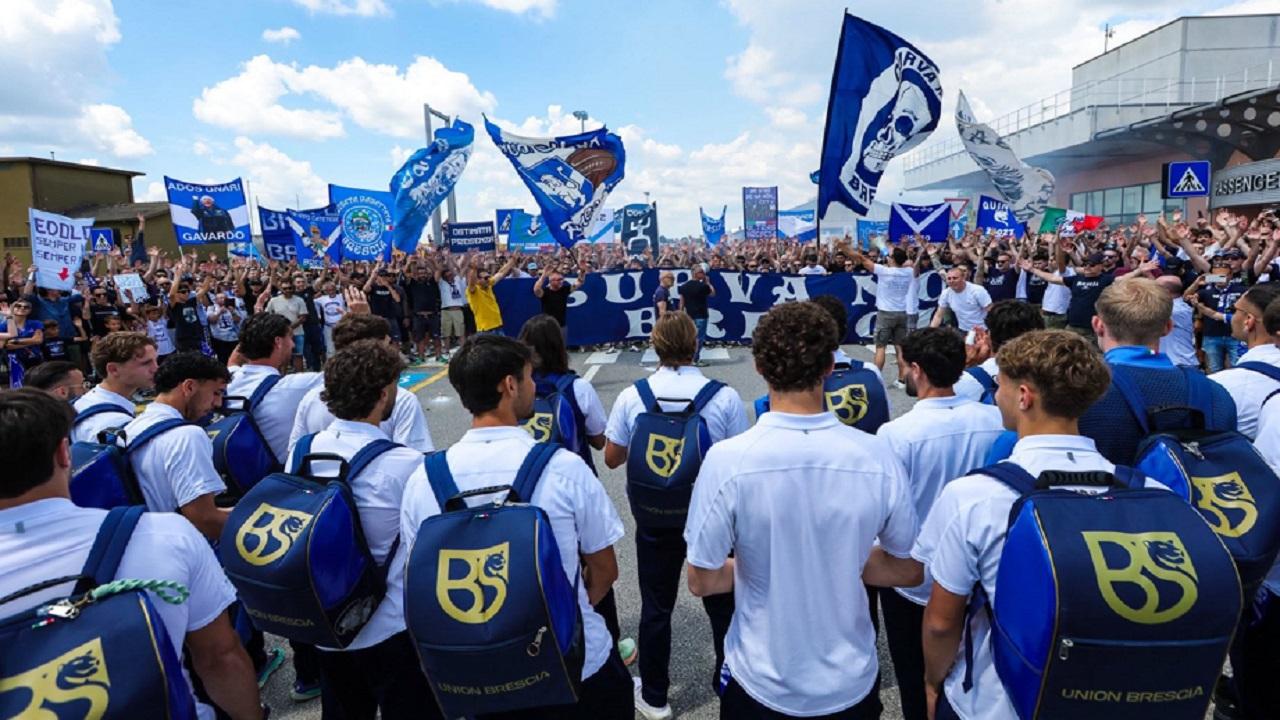 Ascoli-Union Brescia, i tifosi biancazzurri caricano la squadra di Corini prima della partenza all'aeroporto di Montichiari