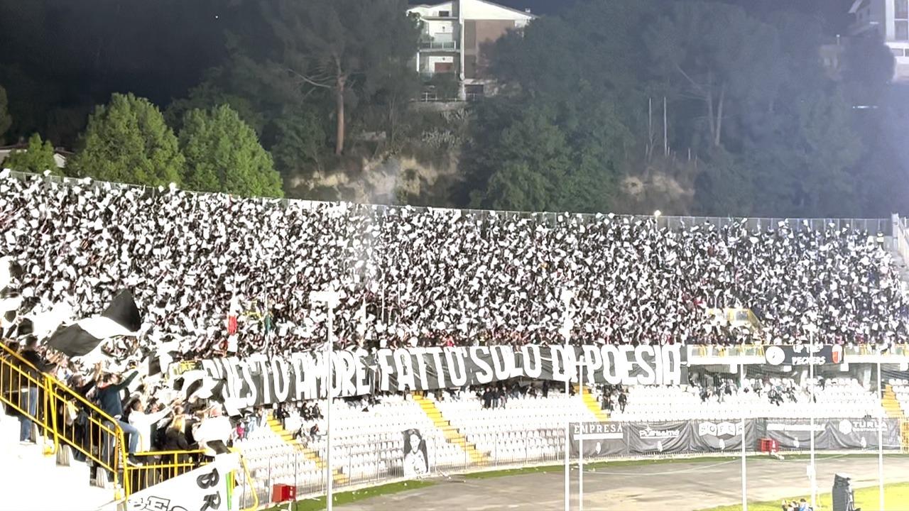 Ascoli Piceno: emesso Daspo per tifoso responsabile del lancio di materiale esplodente durante la partita con il Guidonia