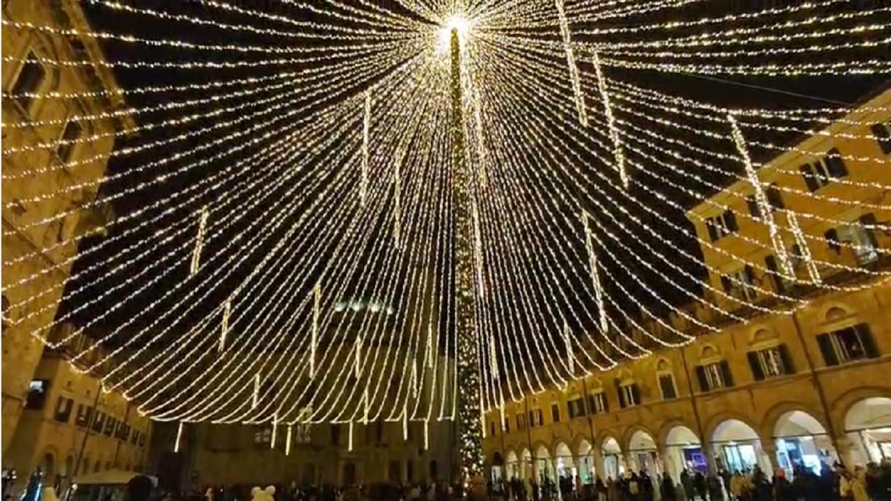 Ascoli Piceno, manto di luce in Piazza del Popolo. Accese le luminarie natalizie