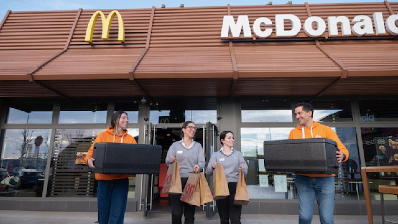 Ascoli Piceno, l'iniziativa 'Sempre aperti a donare' arriva sotto le cento torri: McDonald's e Banco Alimentare donano cento pasti a settimana ai bisognosi