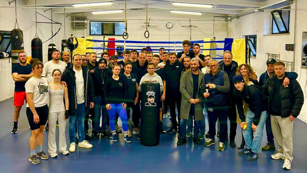 Ascoli Boxe: nuovo sacco da pugilato donato da associazione Chimera e da amici di Cheri, giovane ascolano prematuramente scomparso 
