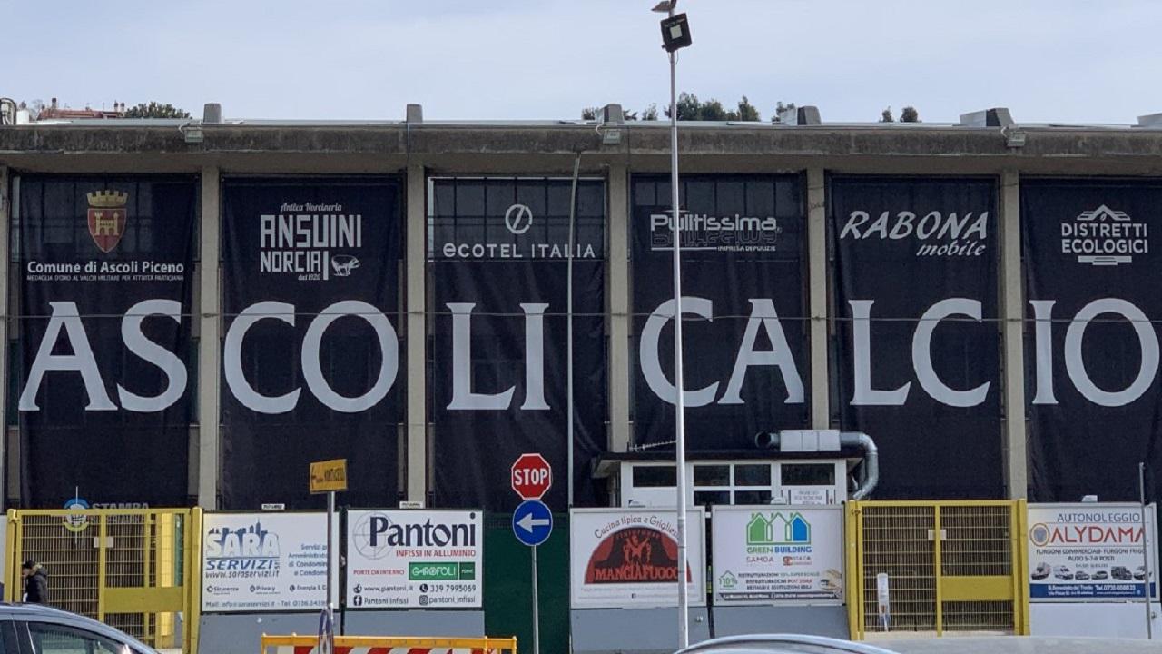 Ascoli-Palermo, club bianconero omaggia tifosi siciliani con un cartoccio di olive