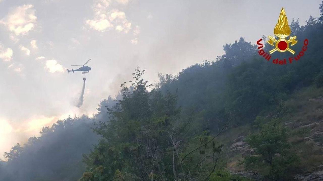 Ascoli Piceno, Vigili del fuoco ed elicottero al lavoro per incendio boschivo nella frazione di Santa Maria a Corte