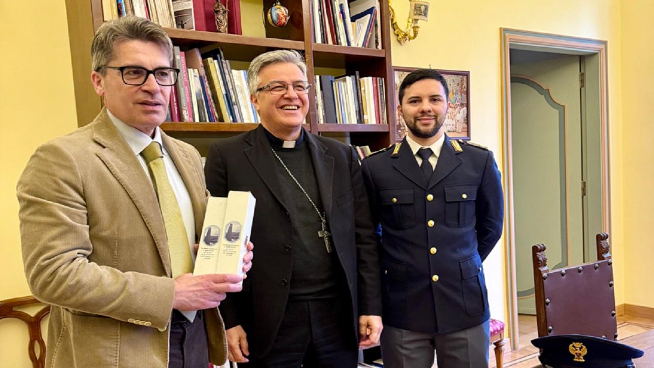 Questura Ascoli Piceno, consegnato al vescovo Palmieri l’olio prodotto dagli ulivi del “Giardino della Memoria Quarto Savona Quindici”