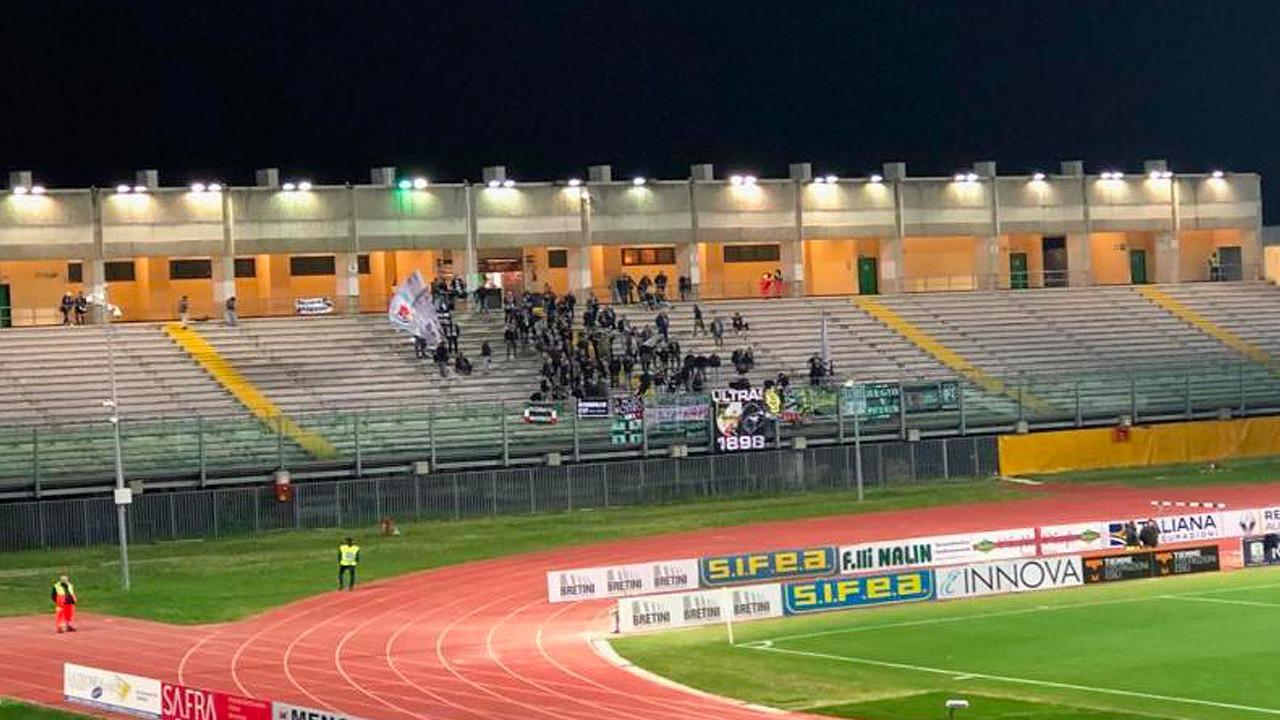 Padova-Ascoli, primo importante aggiornamento dei tifosi bianconeri nel Settore Ospiti dello stadio 