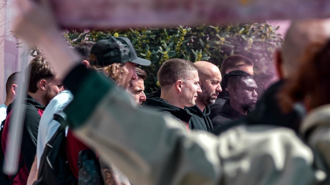 Arezzo, i tifosi amaranto caricano la squadra prima della partenza per San Benedetto del Tronto