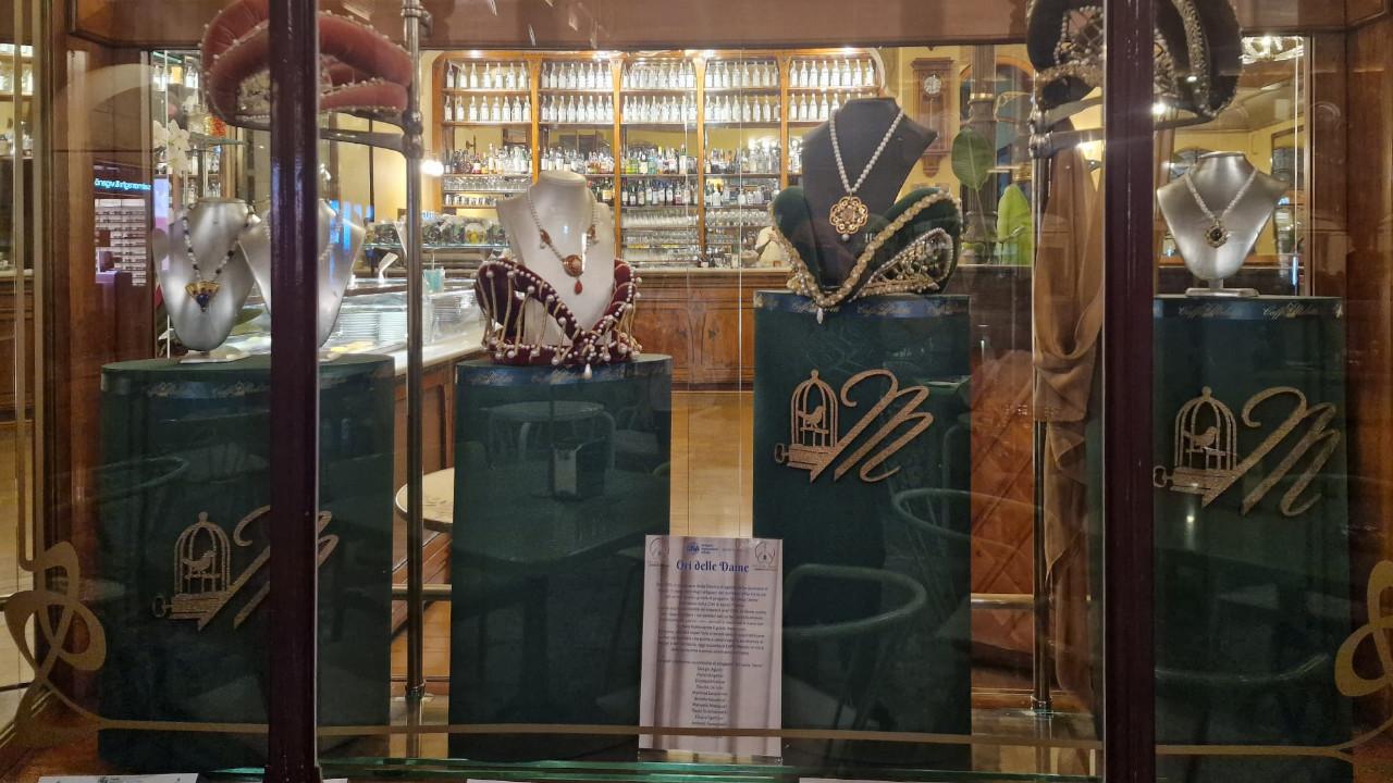 Cna Ascoli, Ori delle dame e oggetti storici legati alla Quintana in vetrina al Caffè Meletti