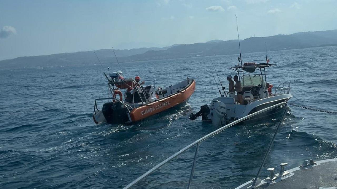 San Benedetto, barca rischia di affondare a 6 miglia dalla costa. Soccorsi i tre diportisti dalla Guardia Costiera