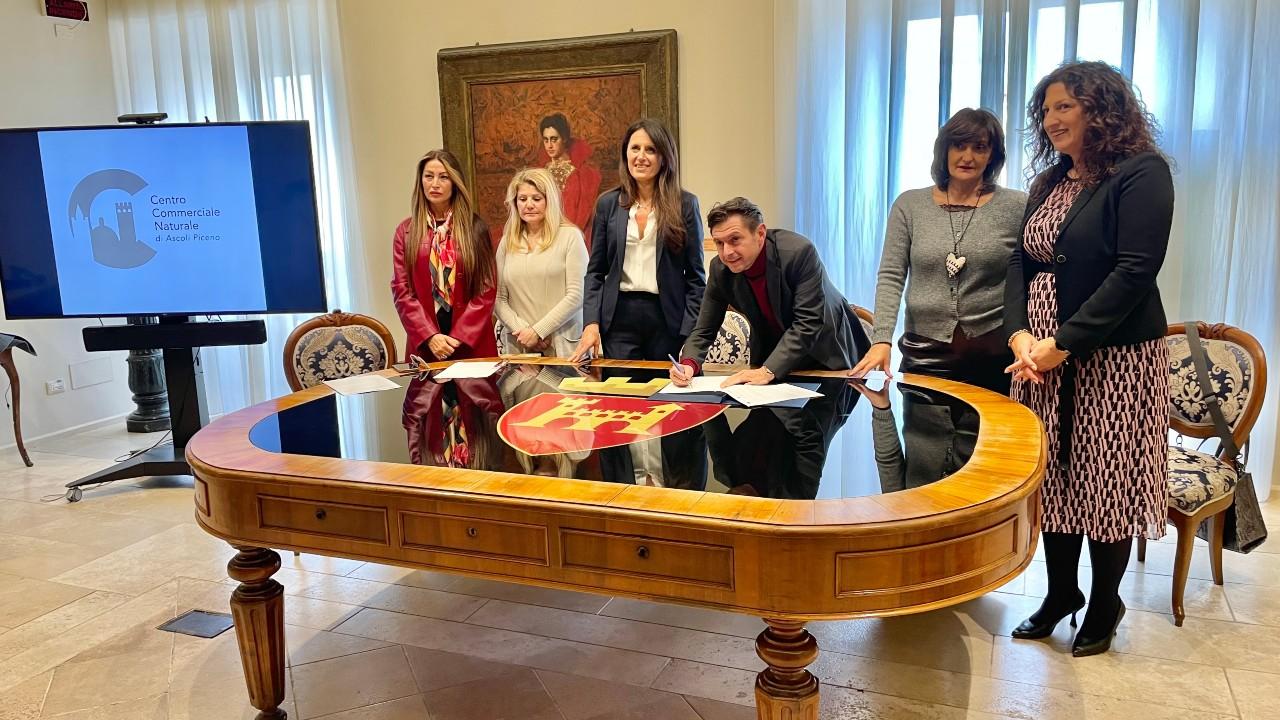Ascoli Piceno, firmata intesa per nuovo Centro Commerciale Naturale. Fioravanti: ''Punto d'inizio per il rilancio delle attività del centro''