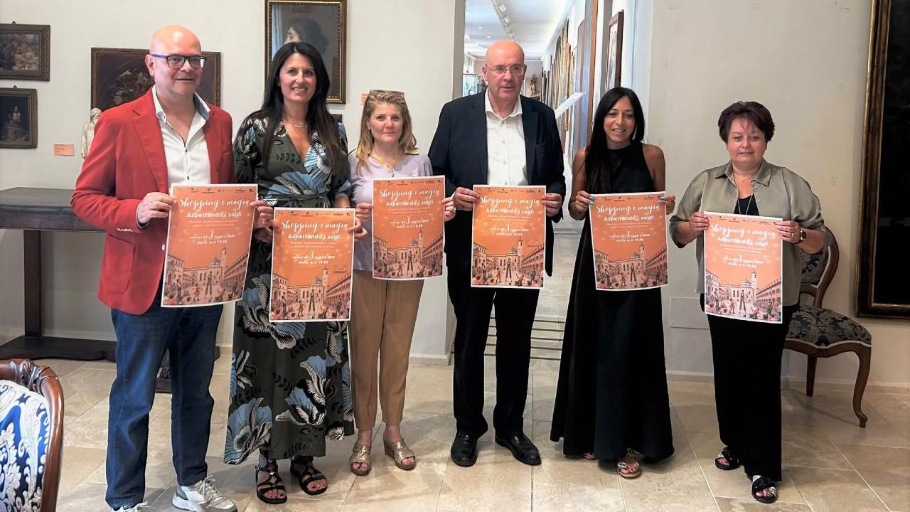 Ascoli Piceno, in centro storico arriva 'Shopping e Magia': spettacoli e acquisti allestiti da Arengo, Cna, Confartigianato, Ascoli+ e Wap