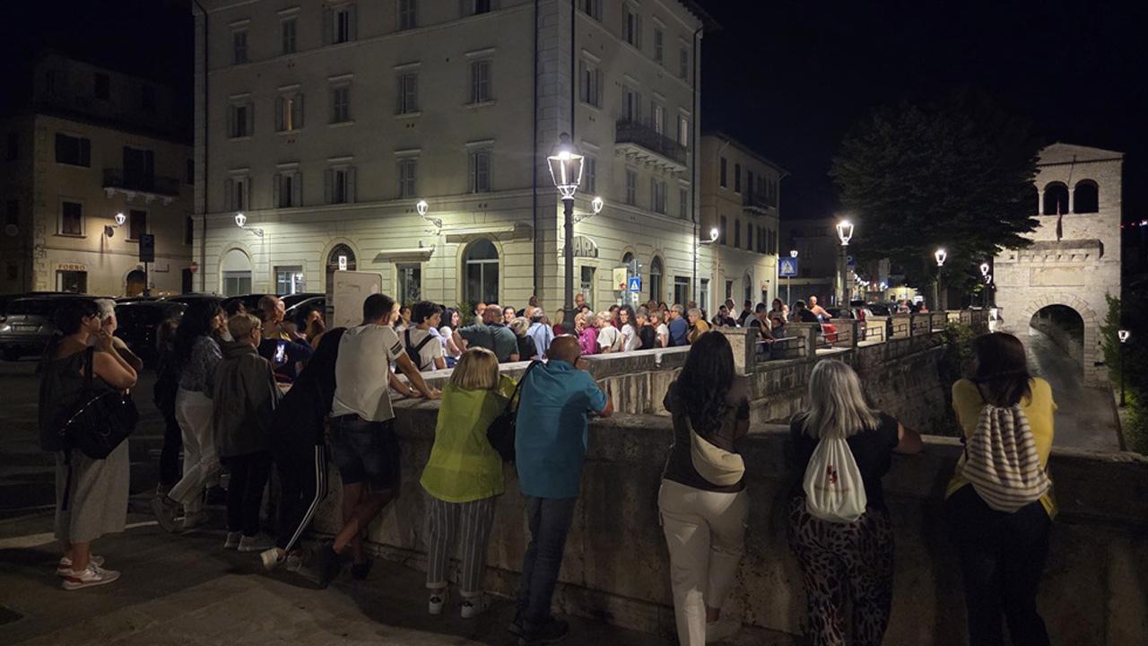 Ad Ascoli con Unione Sportiva Acli Marche camminata culturale serale dedicata al luoghi del commercio 