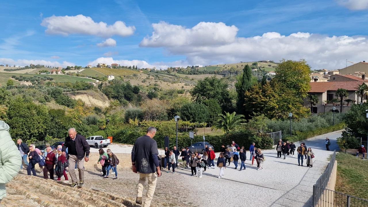 Offida apre le porte ai pensionati CNA. Successo per la festa regionale