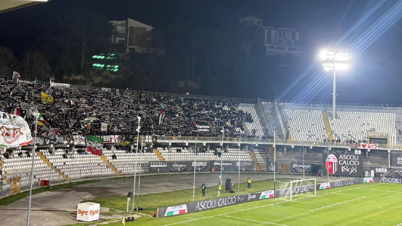 Ascoli Calcio, scatta l'inibizione per il ds Patti. Altra ammenda per lancio di petardo nel recinto di gioco