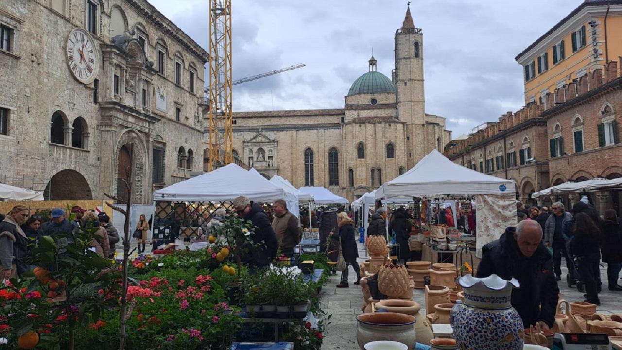 Ascoli Piceno, “La città in fiore”. In tanti a Piazza del Popolo per la tradizionale rassegna botanica 