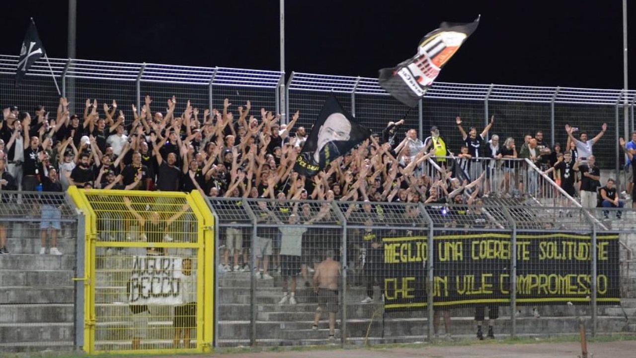 Arezzo-Ascoli, polverizzati in pochissimi minuti i biglietti per il Settore Ospiti