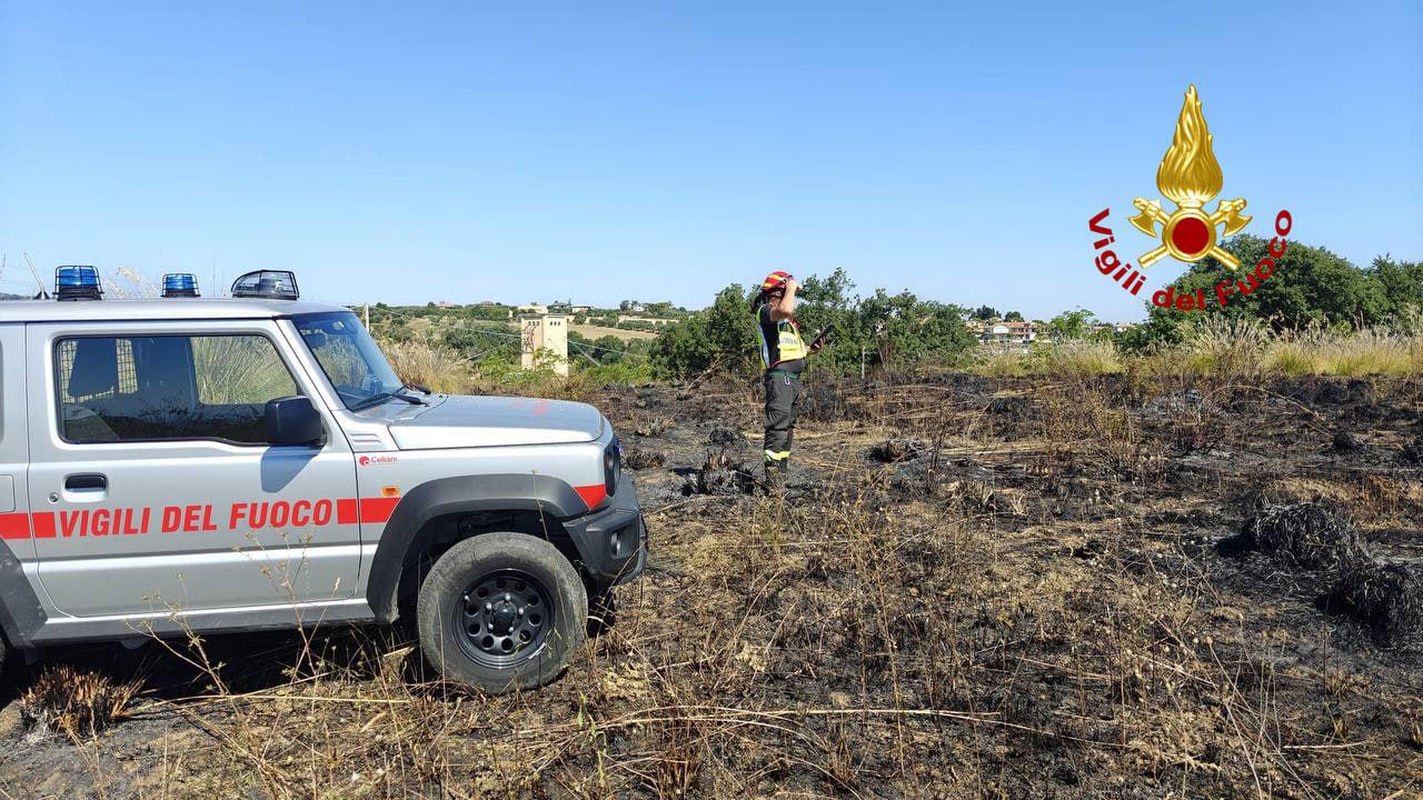 Cupra Marittima, incendio sterpaglie e maccchia mediterranea in contrada Sant’Andrea. In fumo 6000 metri quadrati di vegetazione