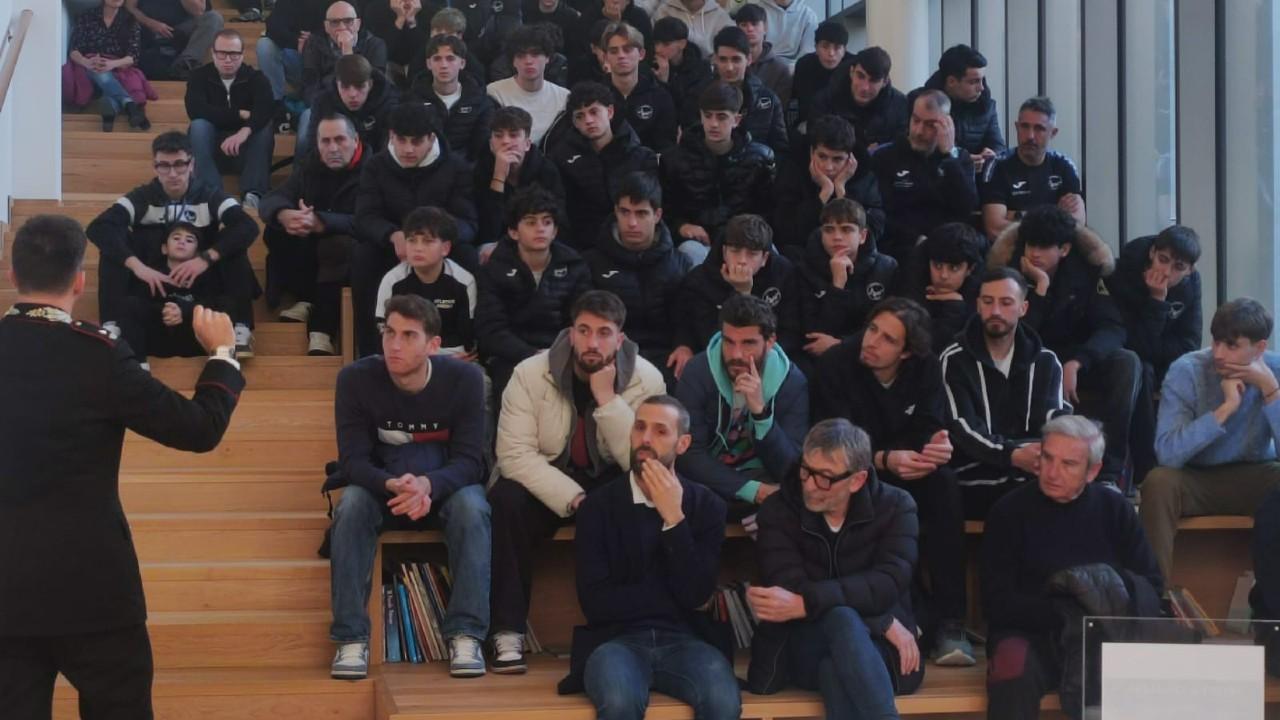 Atletico Ascoli, evento “Sport e Legalità – Il gioco pulito inizia fuori dal campo”: riflessioni sulla cultura della legalità con l'Arma dei Carabinieri