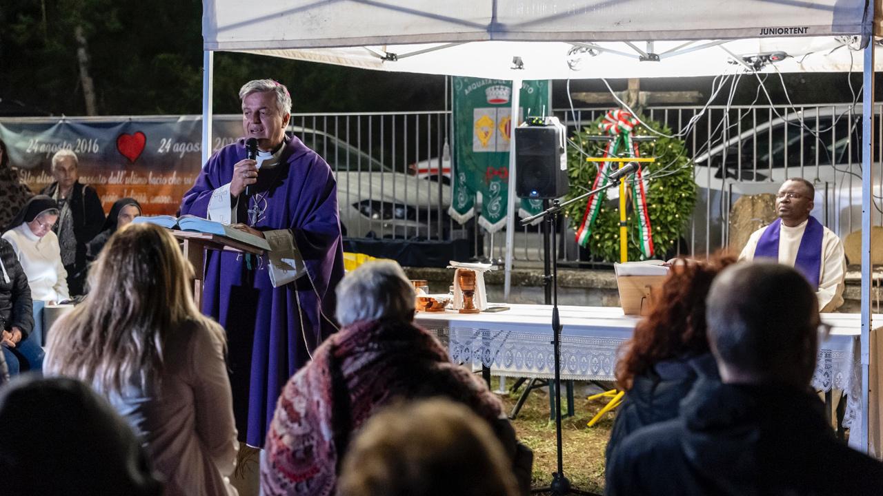 Arquata ricorda le vittime del sisma 2016. Al 'Parco della Memoria' di Pescara del Tronto notte di preghiera e commozione