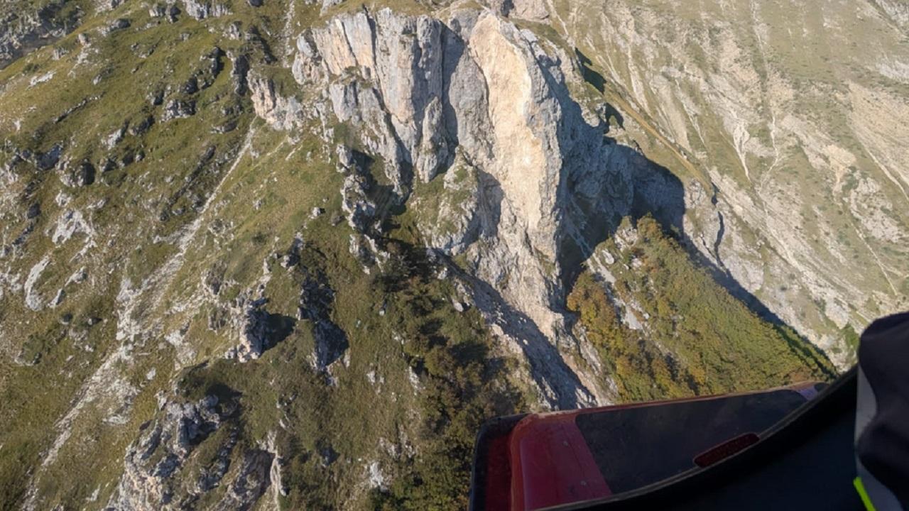 Montegallo, missione con elicottero dei Vigili del fuoco per il monitoraggio della frana di Sasso Spaccato