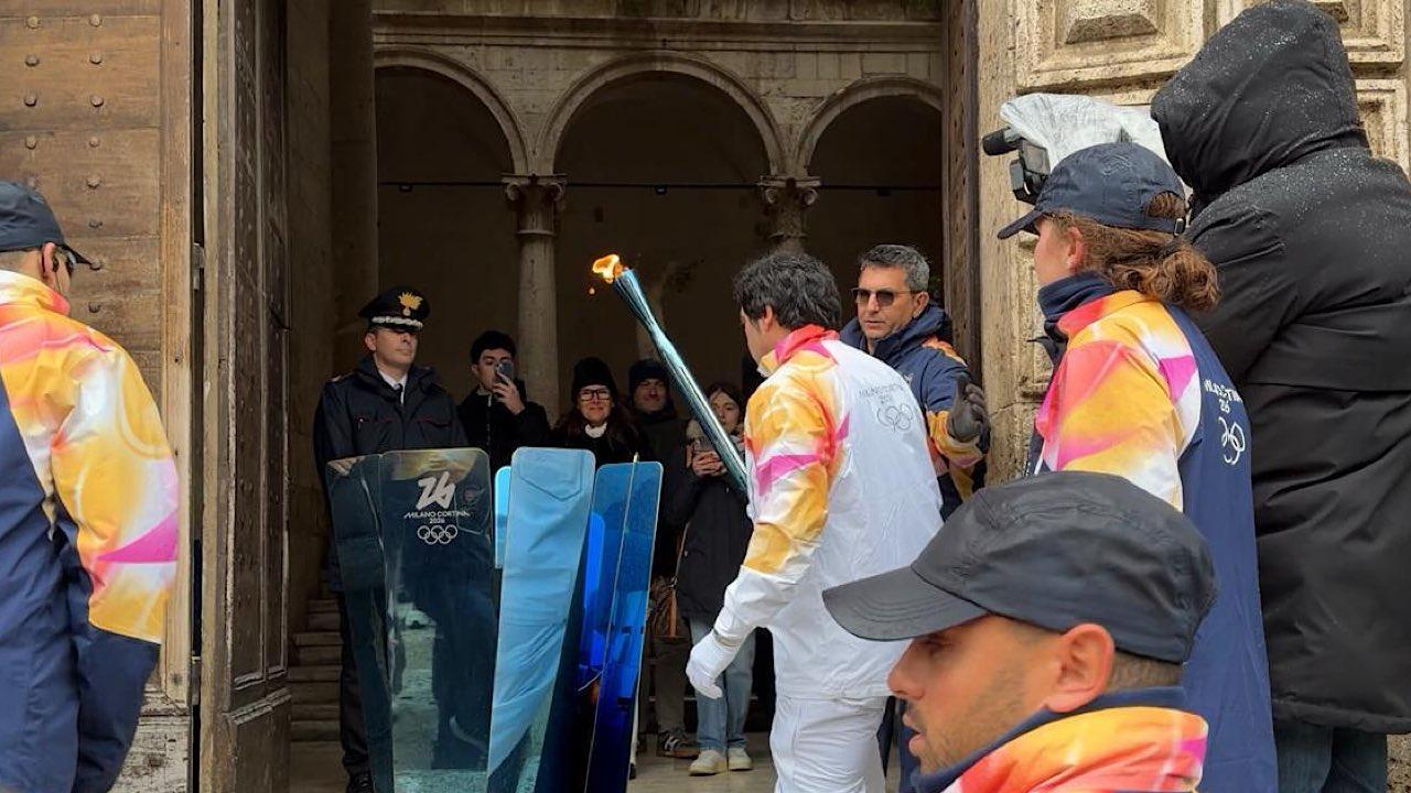 Ascoli Piceno, entusiasmo per il passaggio della fiamma olimpica di Milano Cortina 2026. Acceso il braciere in Piazza del Popolo