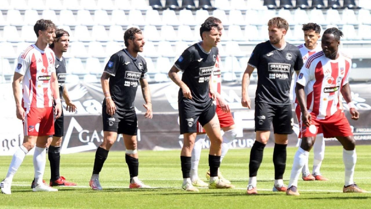 Serie D girone F, l'Atletico Ascoli chiude la regular season pareggiando 1-1 col Teramo. Le due squadre si ritroveranno nei playoff