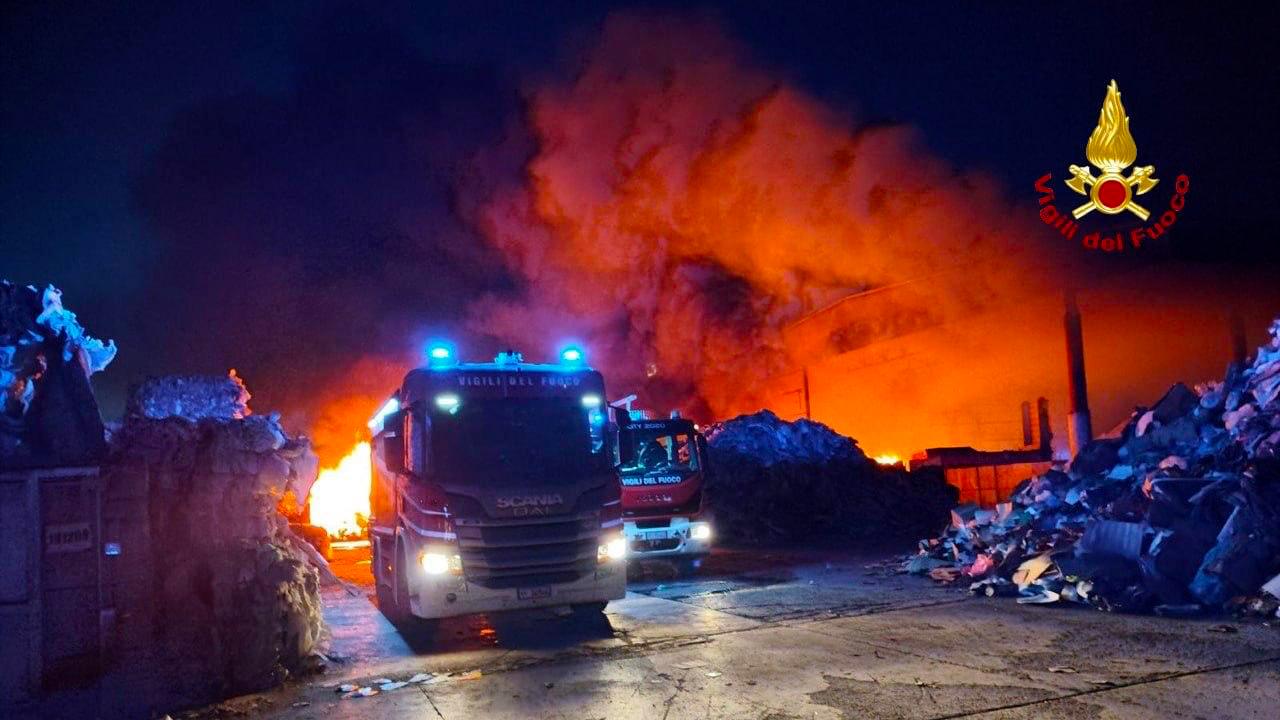 Notte di lavoro per Vigili del fuoco per incendio in azienda smaltimento rifiuti a Porto D'Ascoli