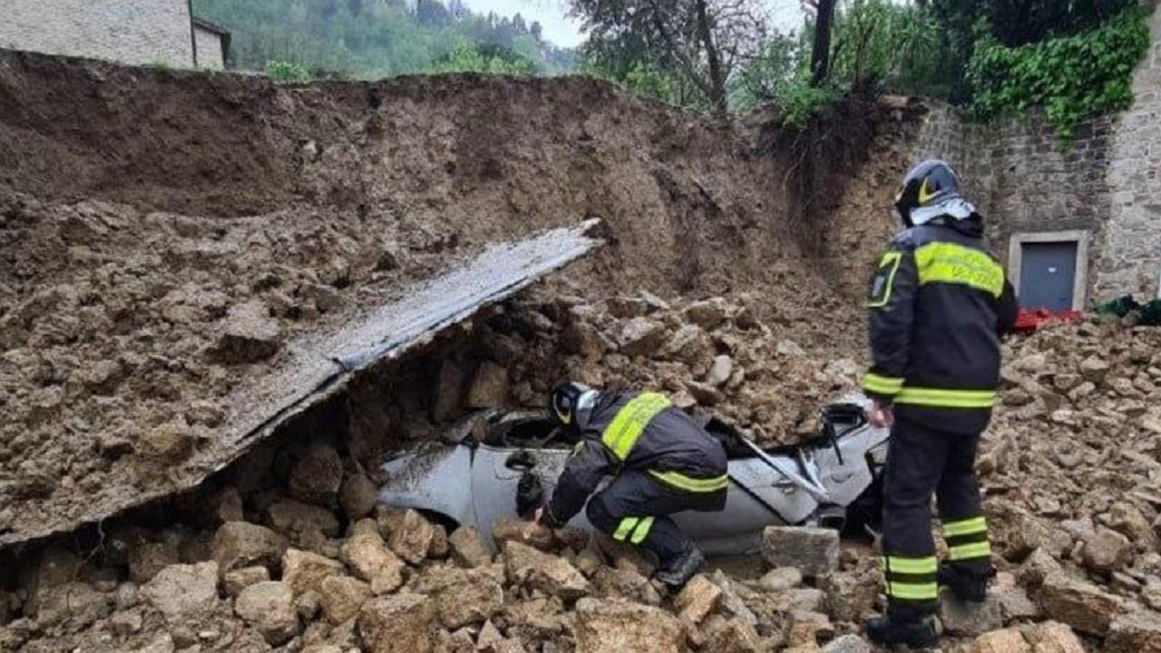 Ascoli Piceno, l'amministrazione comunale comunica la chiusura di via Ariosto (zona Mulini) per il crollo di un muro. Disattivato il varco del Carmine