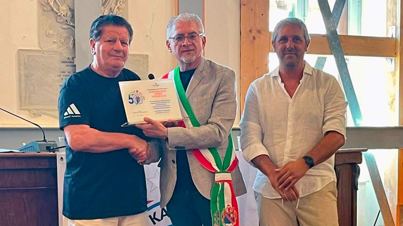 Offida celebra 50 anni di Master Karate: una targa del Comune per il Maestro Graziano Ciotti
