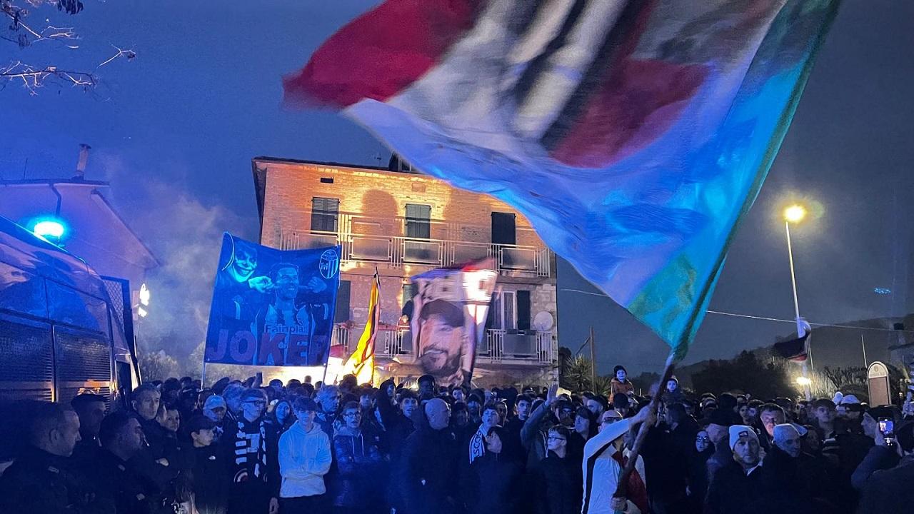 Sambenedettese-Ascoli, tanti tifosi alla partenza della squadra bianconera dal Picchio Village